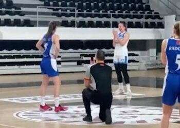 Podgorica: Sudija zaprosio košarkašicu usred meča! (VIDEO)