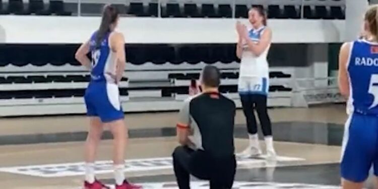 Podgorica: Sudija zaprosio košarkašicu usred meča! (VIDEO)