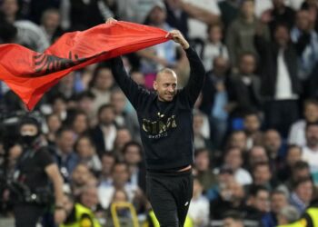 Utrčao na teren sa zastavom Albanije i prekinuo polufinale Lige šampiona (VIDEO)