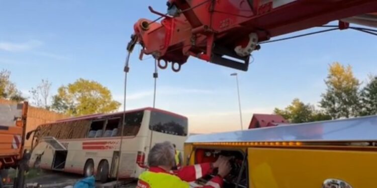 Teška saobraćajna nesreća u Austriji: Povređeno 20 putnika autobusa sa Kosova
