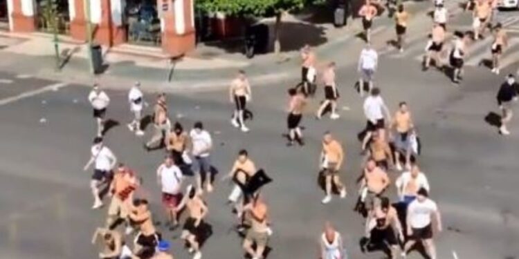 Krvavi obračun navijača pred finale LE (VIDEO)