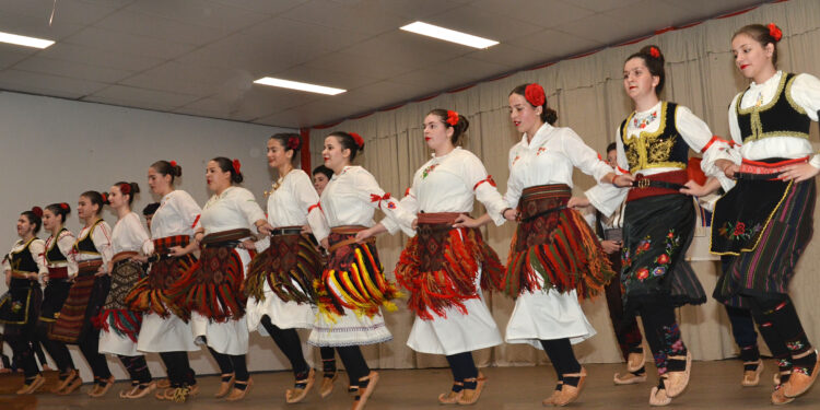 Veseo i razigran susret folkloraša