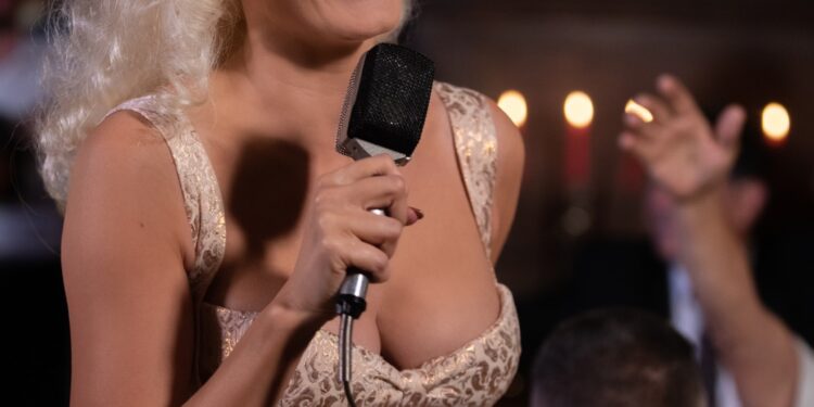 Slađana Mandić – Zbog nje ljubav na kolena pada!