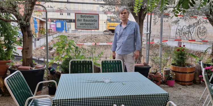Gosti u prašini, bečka vlast ćuti