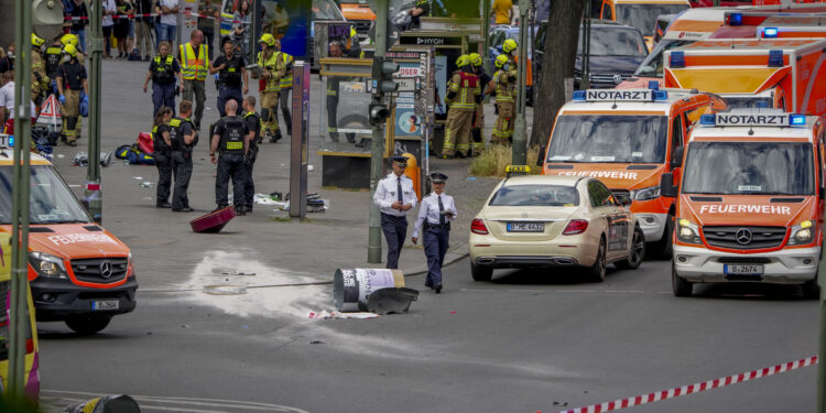 Haos u Berlinu: Vozilo uletelo u masu, ima mrtvih i povređenih (FOTO, VIDEO)