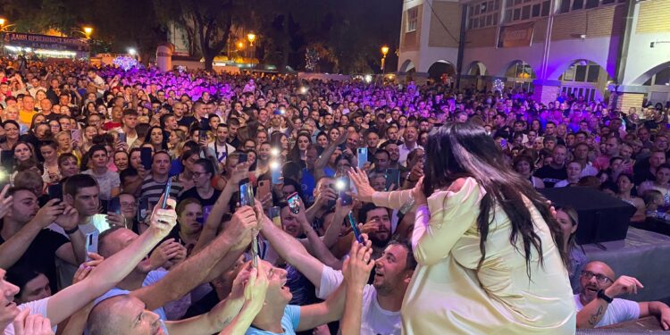 Dragana Mirković oborila rekord u Odžacima, pa posebnu pesmu otpevala svom fan klubu