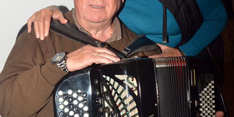 Hitovi prolaze, tradicionalna muzika ostaje