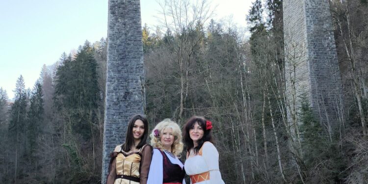 Poetski trio “U tri reči”: Osmeh je svetionik u moru mržnje