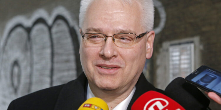 Bivši predsednik Hrvatske autom uleteo u ogradu zagrebačkog kafića