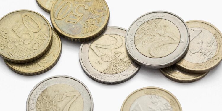 Zašto evro vredi samo jedan dolar?