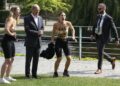 Devojke skinule odeću tokom fotografisanja sa Šolcom