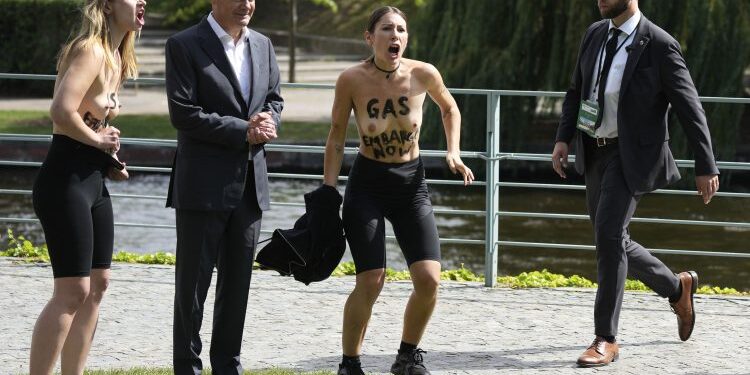 Devojke skinule odeću tokom fotografisanja sa Šolcom