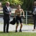 Devojke skinule odeću tokom fotografisanja sa Šolcom