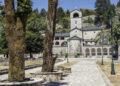 Cetinjani imaju uslov da skinu zastave sa ograde manastira