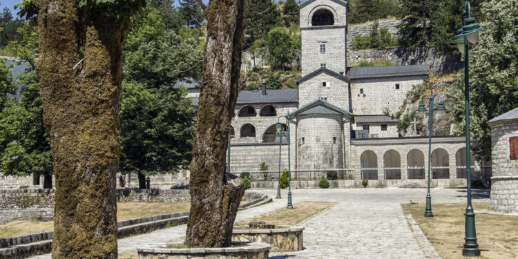 Cetinjani imaju uslov da skinu zastave sa ograde manastira