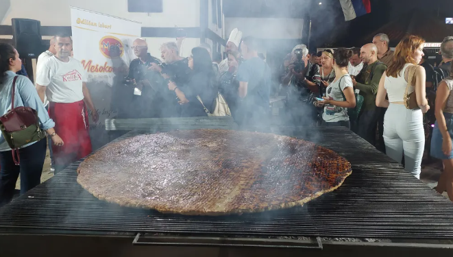Samo u Leskovcu: Nestvarne dimenzije najveće pljeskavice na svetu (FOTO, VIDEO)