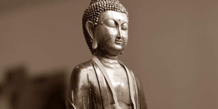 Kina: Nizak vodostaj Jangcea otkrio 3 potopljene statue Bude