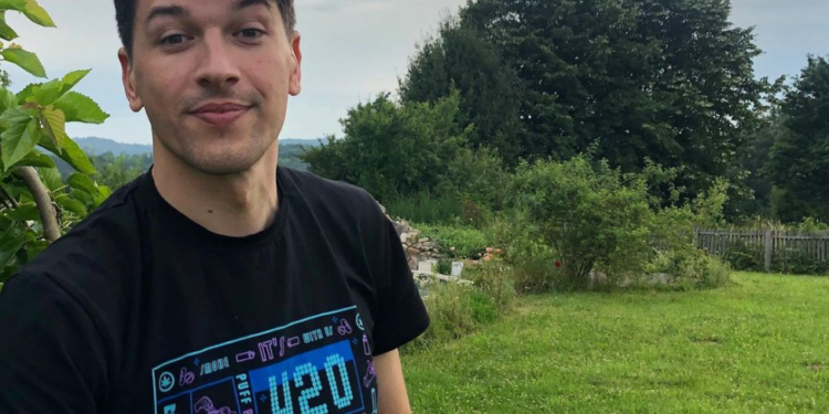 “Ti si lažov i praviš narkomanske žurke!” Reditelj napao Viktora Savića zbog izjava o Evroprajdu