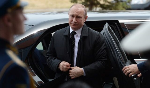 Iznenada, Putin je zaustavio kolonu i izašao iz automobila; imao je dva pitanja (VIDEO)