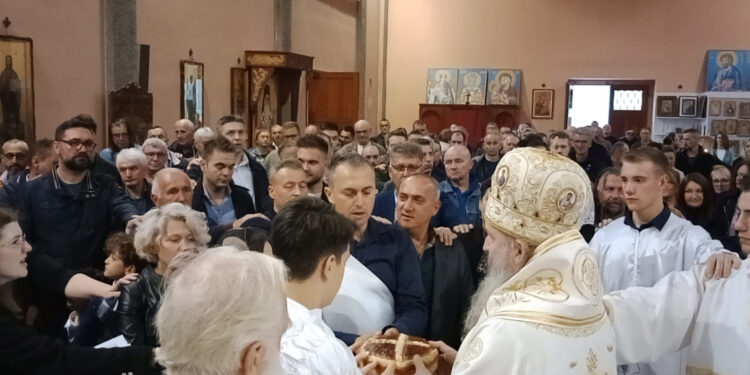 Slavili uz celivanje svetinje