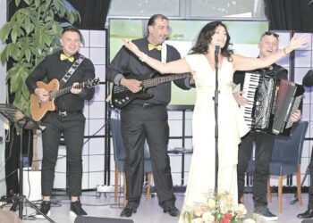 Pesmom uz zemljake