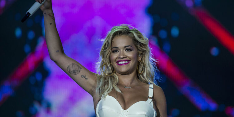 Rita Ora poslednjim izdanjem podstakla ljude: Vraćam se u teretanu (FOTO)