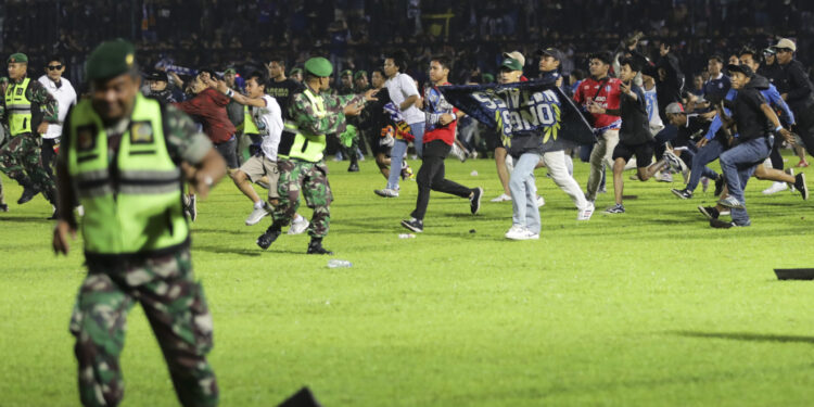 U Indoneziji 129 mrtvih u stampedu na stadionu