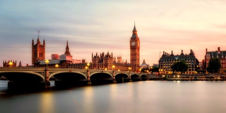 Novog britanskog premijera čeka najveći javni dug od 1963. godine