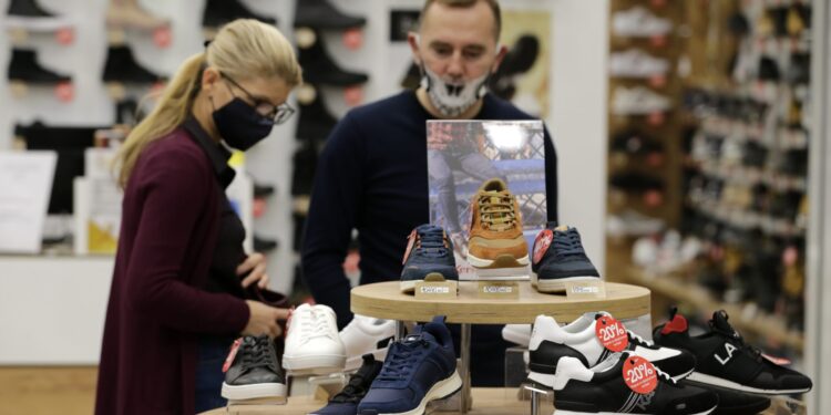 Danas je “Crni petak” – popusti ili lažna sniženja?