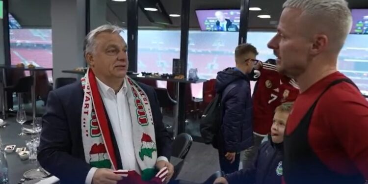Orban nosio šal sa mapom “Velike Mađarske” (VIDEO)