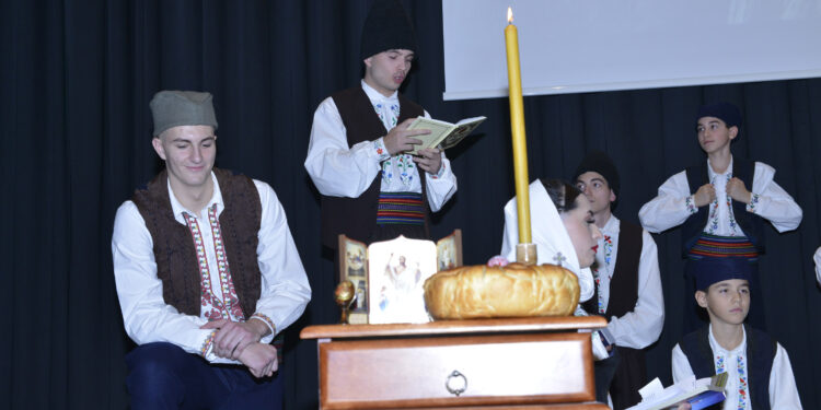 Prelo čuva običaje
