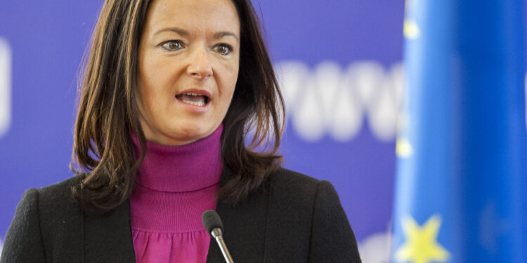 Fajon: Slovenija u misiji EU za obuku ukrajinskih vojnika