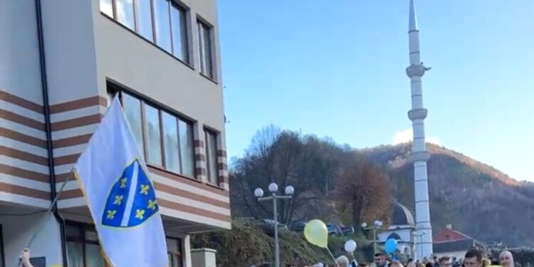 U Srebrenici ratne zastave Armije BiH!