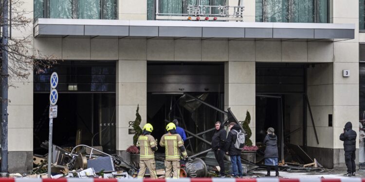 Berlin: Eksplodirao najveći hotelski akvarijum na svetu sa 1.500 riba (VIDEO)