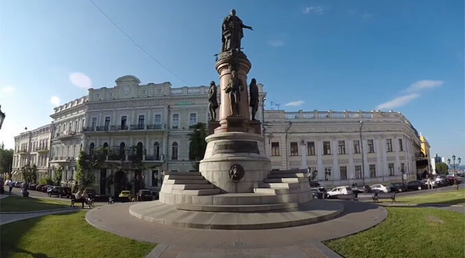 Smeta im sve što podseća na Rusiju – u Odesi uklanjaju spomenik Katarini Velikoj, koja je osnovala taj grad