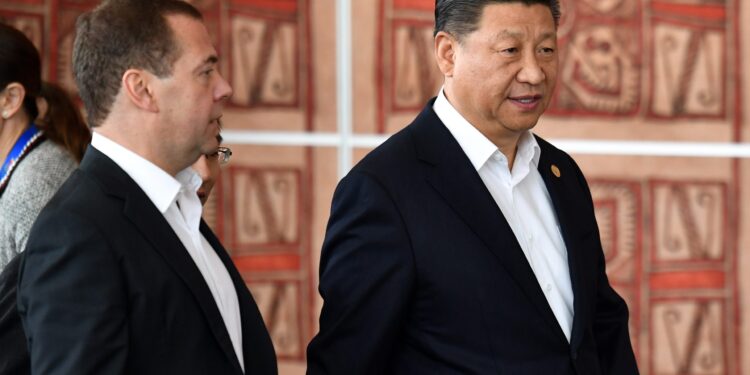 Medvedev u Kini, preneo Si Đinpingu Putinovu poruku