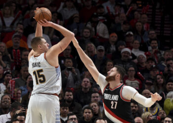 Jokić se poigravao sa Nurkićem, Denver srušio Portland trojkom uz zvuk sirene (VIDEO)