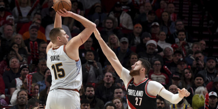 Jokić se poigravao sa Nurkićem, Denver srušio Portland trojkom uz zvuk sirene (VIDEO)