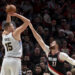 Jokić se poigravao sa Nurkićem, Denver srušio Portland trojkom uz zvuk sirene (VIDEO)