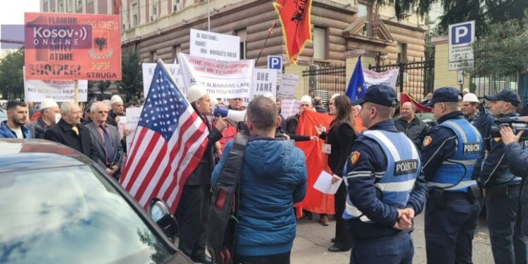 Protest ispred Ambasade Srbije u Tirani: Ruke dalje od Kosova