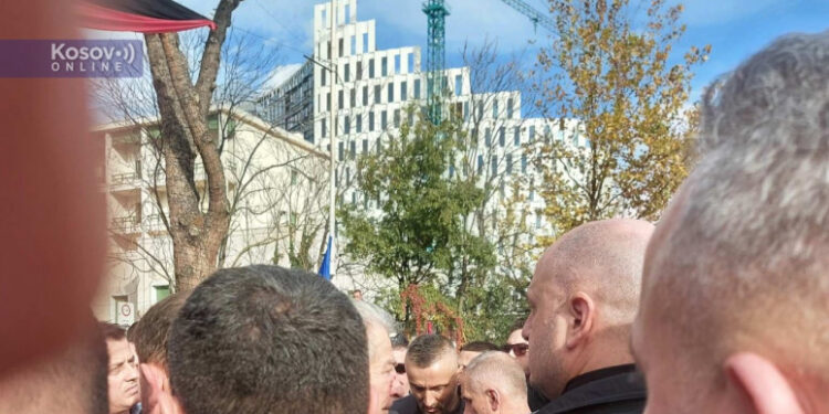Beriša napadnut na protestu u Tirani, dobio udarac pesnicom u glavu (VIDEO)