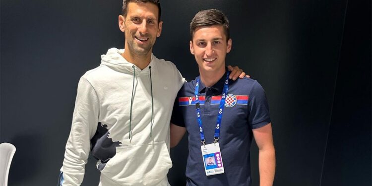 Hrvatski sveštenik sa Đokovićem u Australiji (FOTO)