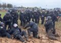 Nemačka: Policajci krenuli na demonstrante, pa se zaglavili u blatu (VIDEO)