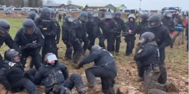 Nemačka: Policajci krenuli na demonstrante, pa se zaglavili u blatu (VIDEO)