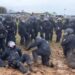 Nemačka: Policajci krenuli na demonstrante, pa se zaglavili u blatu (VIDEO)