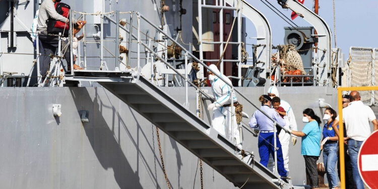 Italija: Brod sa migrantima ne može u južne luke, plovi ka Ankoni