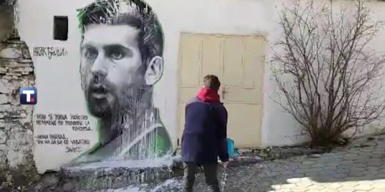 Oštećen, pa očišćen mural Đokovića na Kosovu