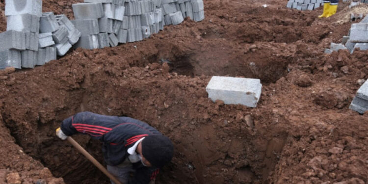 Turska proširila groblja, na fudbalskom terenu u Pazarčiku oko 100 raka