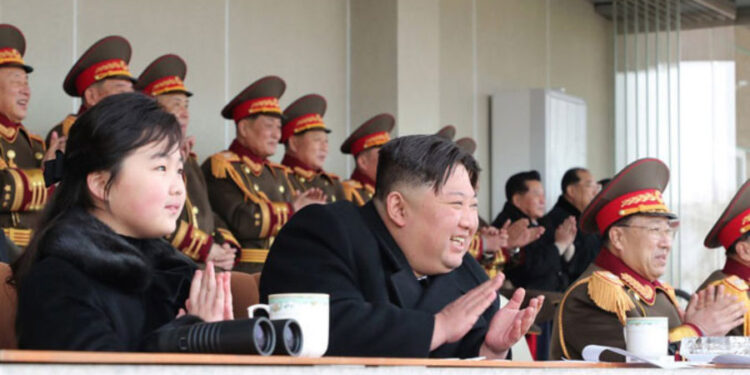 Kim sa ćerkom na fudbalskoj utakmici povodom rođendana pokojnog oca