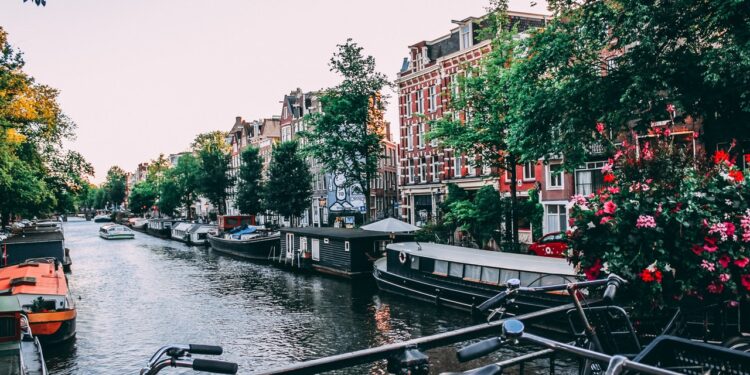Amsterdam će zabraniti turističke autobuse u centru grada od 2024. godine
